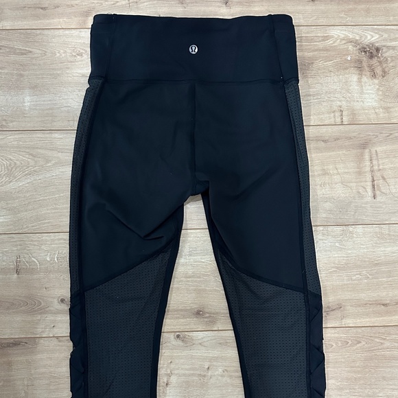 Black Lululemon Luxtreme Run Crop Mesh Ribbon Lattice Side, Size 4 - Picture 3 of 5